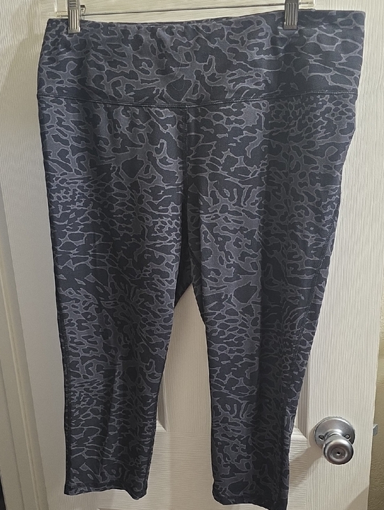 DSG Pants - DSG Charcoal & Heather Gray Animal-Print Cropped Leggings Size XL